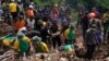 Tim SAR melakukan pencarian korban tanah longsor yang dipicu gempa di Cianjur, Jawa Barat, Rabu, 23 November 2022. (AP Photo/Tatan Syuflana)