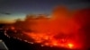 El incendio forestal de Parker Lake en una fotografía aérea tomada por un bombero de B.C. Miembro de la tripulación de los Servicios de Salud de Emergencia, a través de la ventana de un avión, Columbia Británica, Canadá, 10 de mayo de 2024. 
