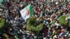 Des manifestants algériens scandent des slogans et brandissent des drapeaux nationaux dans les rues de la capitale, Alger, le 26e vendredi consécutif de manifestations du 16 aout 2019.