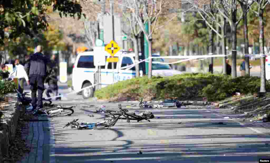 纽约市一条繁忙的自行车道上被撞倒撞毁的自行车（2017年10月31日）。此前，来自乌兹别克斯坦的移民塞弗洛&middot;萨伊波夫驾驶从家得宝商店租来的皮卡冲上自行车道，撞向骑车人和行人。卡车后来撞上了一辆大巴校车，造成两名成年人和两名儿童受伤。