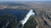 Un arc-en-ciel sur les chutes Victoria sur le Zambèze à la frontière entre la Zambie et le Zimbabwe, le 29 juin 2018.