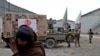 Seorang warga Afghanistan membawa paket yang berisi bantuan yang didistribusikan oleh kelompok pemberi bantuan asal Turki di Kabul, Afghanistan, pada 15 Desember 2021. (Foto: Reuters/Ali Khara)