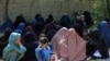 Sejumlah perempuan Afghanistan mengantre bersama anak mereka untuk menerima bantuan makanan yang dibagikan oleh International Committee of the Red Cross (ICRC) di distrik Ghani Khel, provinsi Nangarhar, pada 4 September 2023. (Foto: AFP/Shafiullah Kakar)
