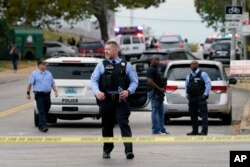 Penegak hukum menyelidiki lokasi penembakan di SMA Central Visual and Performing Arts (CVPA) di St. Louis, Senin, 24 Oktober 2022. (Foto AP/Jeff Roberson)