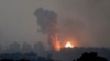 Asap membubung dari Jalur Gaza menyusul serangan udara Israel, Sabtu, 28 Oktober 2023. (Foto: Ilan Assayag/AP Photo)
