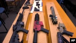 Канадська опозиція критикує уряд за поганий контроль над кордоном зі США, через який в країну потрапляє нелегальна зброя, яку використовують злочинці. На архівному фото "Зброя-привид" виставлена ​​в штаб-квартирі департаменту поліції Сан-Франциско, 27 листопада 2019 року. (AP)