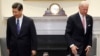 资料照：时任美国副总统拜登在白宫接待到访的时任中国国家副主席习近平。(2012年2月14日)