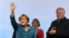 Başbakan Angela Merkel, Bavyeralı siyasi ortağı, CSU adayı Horst Seehofer'le (sağda)