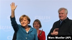 Başbakan Angela Merkel, Bavyeralı siyasi ortağı, CSU adayı Horst Seehofer'le (sağda)