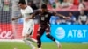 El defensa uruguayo José María Giménez, a la izquierda, lucha con el mediocampista mexicano Alexis Vega en la segunda mitad de un partido amistoso internacional de fútbol, el miércoles 5 de junio de 2024 en Denver.