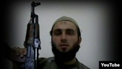 Suriye’de El Kaide’ya bağlı bir terör grubunun saflarında savaşırken ölen Türk kökenli eski Alman milli futbolcu 'Ebu Abdullah el-Türki' kod adlı Burak Karan'ın YouTube'dan alınan fotoğrafı