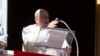 El papa Francisco durante el rezo del Ángelus desde un balcón del Vaticano el 21 de enero de 2024.