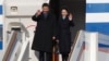 中国国家主席习近平与夫人彭丽媛的座机抵达莫斯科时下飞机是挥手致意
