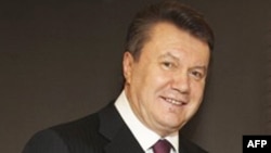 Янукович передав журналістам торт, але в гості не запросив