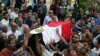 Peti mati dengan bendera Mesir yang berisi kapten polisi Ahmed Fayez yang tewas dalam baku tembak di Giza, sebagai ilustrasi. Sebuah kelompok advokasi HAM mendesak Mesir merilis laporan autopsi dan menyelidiki kematian seorang peneliti ekonomi. (Foto: AP)