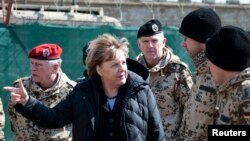 Başbakan Angela Merkel Afganistan'da görev yapan Alman birliklerini ziyaret ederken
