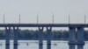 Pemandangan dari jembatan Antonivskyi yang saat ini ditutup untuk warga setelah laporan menyebutkan area jembatan rusak akibat pertempuran antara pasukan Rusia dan Ukraina di Kherson, pada 27 Juli 2022. (Foto: Reuters/Alexander Ermochenko)
