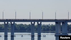 Pemandangan dari jembatan Antonivskyi yang saat ini ditutup untuk warga setelah laporan menyebutkan area jembatan rusak akibat pertempuran antara pasukan Rusia dan Ukraina di Kherson, pada 27 Juli 2022. (Foto: Reuters/Alexander Ermochenko)