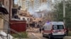 Sebuah gedung apartemen tempat bocah lelaki berusia 10 tahun Tymofii Bychko terbunuh oleh serangan rudal Rusia, di tengah serangan Rusia ke Ukraina, di Kharkiv, Ukraina, 6 Oktober 2023. (Foto: REUTERS/Vitalii Hnidyi)