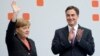 Angela Merkel, Avrupa Parlamentosu liste başı adayı İskoç kökenli David McAllister'la