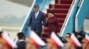 Presiden China Xi Jinping, kiri, dan istrinya Peng Liyuan, kanan, tiba di Bandara Internasional Noi Bai di Hanoi, Vietnam, Selasa, 12 Desember 2023. (Foto: via AP)