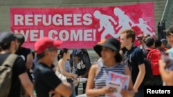 Warga Kanada melakukan unjuk rasa "anti-rasisme" terhadap imigran dan pengungsi di pusat kota Toronto (foto: dok). Kanada berharap dapat menerima imigran dalam jumlah besar untuk mengurangi kekurangan tenaga kerja. 