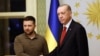 Президент Туреччини Реджеп Ердоган вітає президента України Володимира Зеленського в особняку Вахдеттіна в Стамбулі 7 липня 2023 року. (Прес-служба президента Туреччини/AFP)
