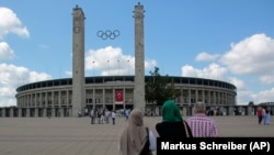 Oy kullanma işlemleri Büyükelçilikler ve Başkonsolosluklar gibi temsilcilik binalarında yapılacak. Ancak Almanya, Fransa ve Hollanda gibi Türklerin yoğun olarak yaşadığı ülkelerde ek bina kiralama yoluna gidilmesine karar verildi.