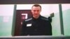 FILE - Tokoh oposisi Rusia yang dipenjara, Alexei Navalny, terlihat di layar melalui tautan video dari koloni hukumannya selama sidang pengadilan atas kasus pidana ekstremisme terhadapnya di Mahkamah Agung Rusia di Moskow, 22 Juni 2023.