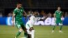 L'attaquant algérien Riyad Mahrez (à gauche) se bat contre l'attaquant sénégalais Sadio Mane lors du match de la Coupe d'Afrique des Nations (CAN) 2019 entre le Sénégal et l'Algérie au Stade du 30 juin au Caire le 27 juin 2019. (Photo de Khaled DESOU