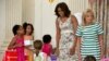 Uwargidan shugaban Amurka Michelle Obama a lokacin da ta kai ziyara a ranar bikin iyaye mata