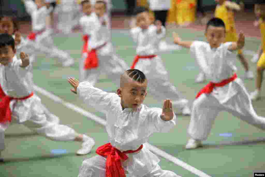 中国陕西西安，儿童参加武术比赛（2017年6月18日）。