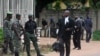 Des avocats passent devant des policiers qui montent la garde devant un tribunal qui doit statuer sur la demande de libération sous caution du dirigeant chiite Zakzaky à Kaduna, au Nigeria, le 29 juillet 2019.