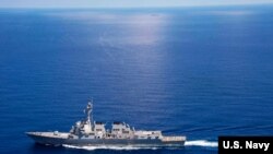 美国海军“拉森号”导弹驱逐舰在国际海域巡逻，附近有中国海军的“东莞号”导弹护卫舰 (2015年9月29日)