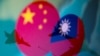 图片显示中国国旗和台湾旗帜与军机。