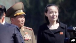 2017年4月13日，朝鲜领导人金正恩(Kim Jong Un)的妹妹金与正(Kim Yo Jong)在平壤的一个拥有十几座公寓楼的住宅区正式开幕时现身亮相。