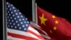 FILE - Bendera Amerika dan China berkibar di Genting Snow Park menjelang Olimpiade Musim Dingin 2022, di Zhangjiakou, China, 2 Februari 2022.