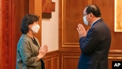Noeleen Heyzer, Utusan Khusus Sekretaris Jenderal PBB untuk Myanmar, kiri, menyapa Menteri Luar Negeri Kamboja Prak Sokhonn Kamis, 31 Maret 2022, di Phnom Penh, Kamboja. (Foto: via AP)