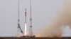 The Zhuque-2 Carrier Rocket, roket oksigen metana-cair oleh perusahaan Cina Landspace, lepas landas dari pusat peluncuran satelit Jiuquan, dekat Jiuquan, Provinsi Gansu, Cina 12 Juli 2023. (Foto: CNSPHOTO via Reuters)