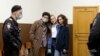 Редакторы журнала DOXA Армен Адамян, Наталья Тышкевич и Алла Гутникова ожидают судебного заседания, в Москве, Россия, 14 апреля 2021 года.
