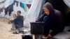 Palestinos desplazados, que huyeron de sus hogares debido a los ataques israelíes, permanecen en campamento de tiendas de campaña, en medio del conflicto en curso entre Israel y Hamás, en Rafah, en el sur de la Franja de Gaza, el 6 de marzo de 2024.