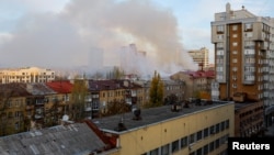 Asap mengepul di dekat markas administrasi perkeretaapian lokal yang rusak akibat penembakan selama konflik Rusia-Ukraina di Donetsk, Ukraina yang dikuasai Rusia, 7 November 2022. (REUTERS/Alexander Ermochenko)