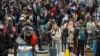 Para penumpang melewati pos pemeriksaan keamanan di Bandara Internasional Hartsfield-Jackson Atlanta menjelang liburan Thanksgiving di Atlanta, Georgia, AS 22 November 2022. (REUTERS/Alyssa Pointer)