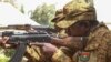 Des soldats burkinabés effectuent un exercice de rechargement tactique près de Po, au Burkina Faso, le 17 février 2019.