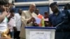 Ex-primeiro-ministro Carlos Gomes Junior votando em Bissau