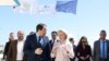 El presidente de Chipre, Nikos Christodoulides, y la presidenta de la Comisión Europea, Ursula von der Leyen, caminan por el puerto de Larnaca, en Chipre, el 8 de marzo de 2024.