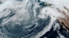Esta imagen de satélite ofrecida por la Oficina Nacional de Administración Oceánica y Atmosférica (NOAA) ofrece una vista de la megatormenta o río atmosférico en las cosas de California este 4 de febrero de 2024.