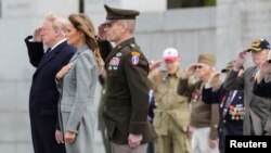 Дональд і Меланія Трамп разом з ветеранами Другої світової війни віддають честь загиблим біля меморіалу II світової війни у Вашингтоні 8 травня 2020 року