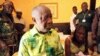 Tsohon shugaban Ivory Coast Laurent Gbagbo (hagu) da matarsa Simone Gbagbo a zaune (dama) a lokacin da ake musu shari'a