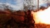 ARCHIVO - Miembros de la Guardia Nacional de Ucrania, Omega Special Purpose, disparan un lanzagranadas antitanque SPG-9 hacia las tropas rusas en la ciudad de Avdiivka, en la región de Donestk, el 8 de noviembre de 2023. 